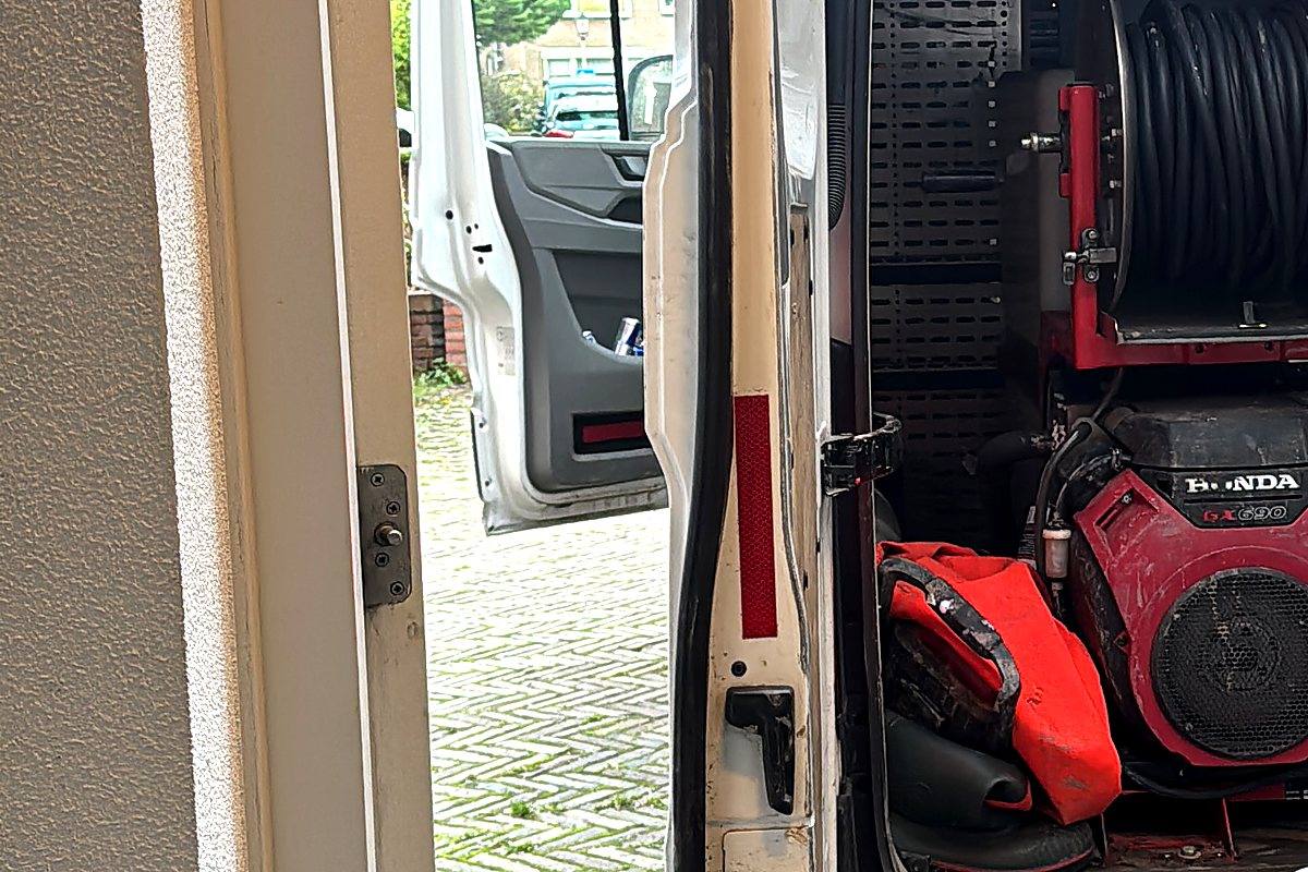 Rioolspecialist Den Haag bestelbus met professionele hogedruk rioolreiniging apparatuur