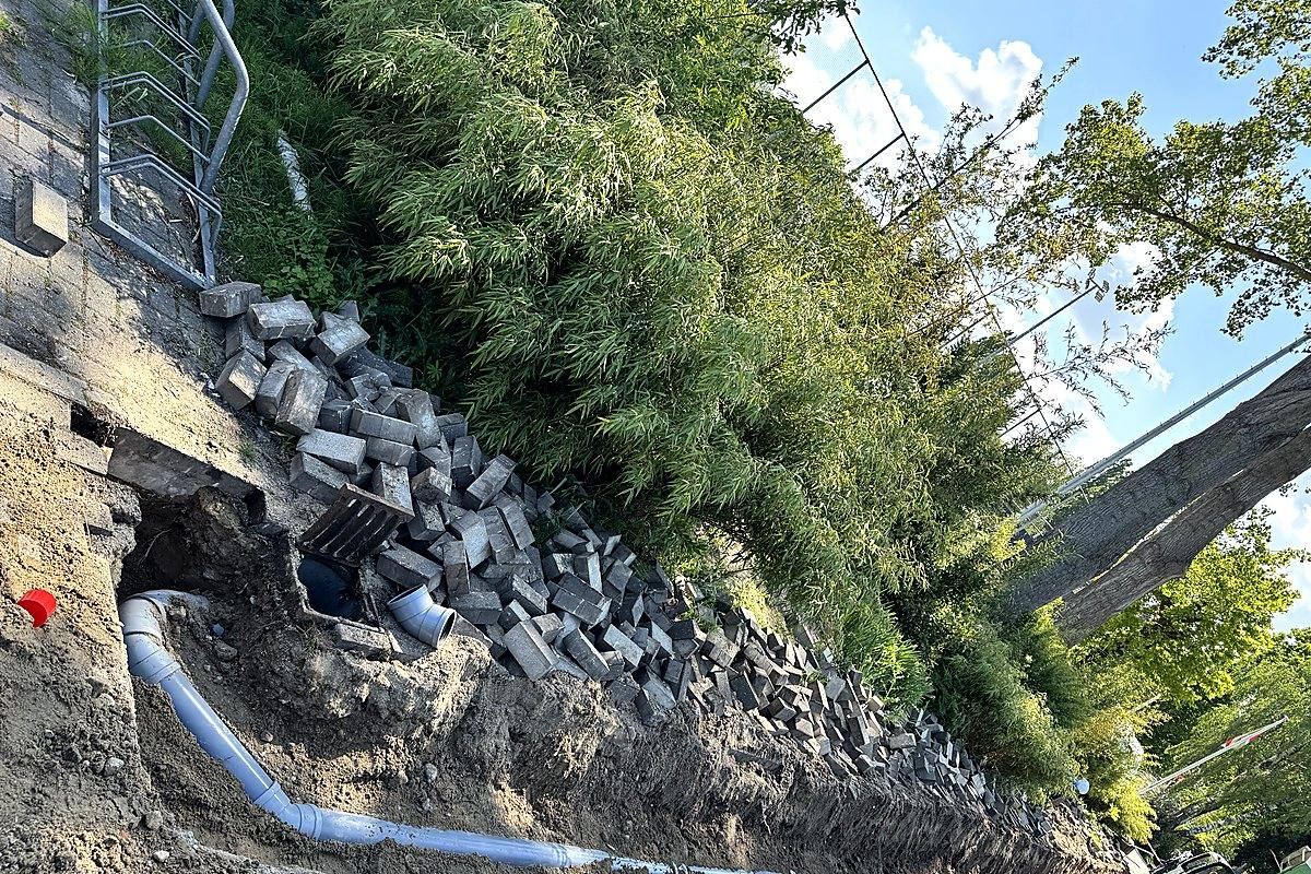 Volledige rioolvervanging buiten in Den Haag — grondwerk en nieuwe PVC leiding